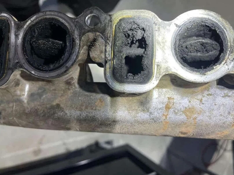 Carbon buildup inside diesel engine exhaust system caused by long-term low-load operation