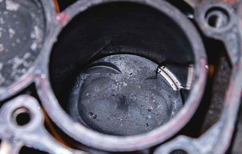 Diesel engine piston carbon buildup caused by prolonged low-load operation